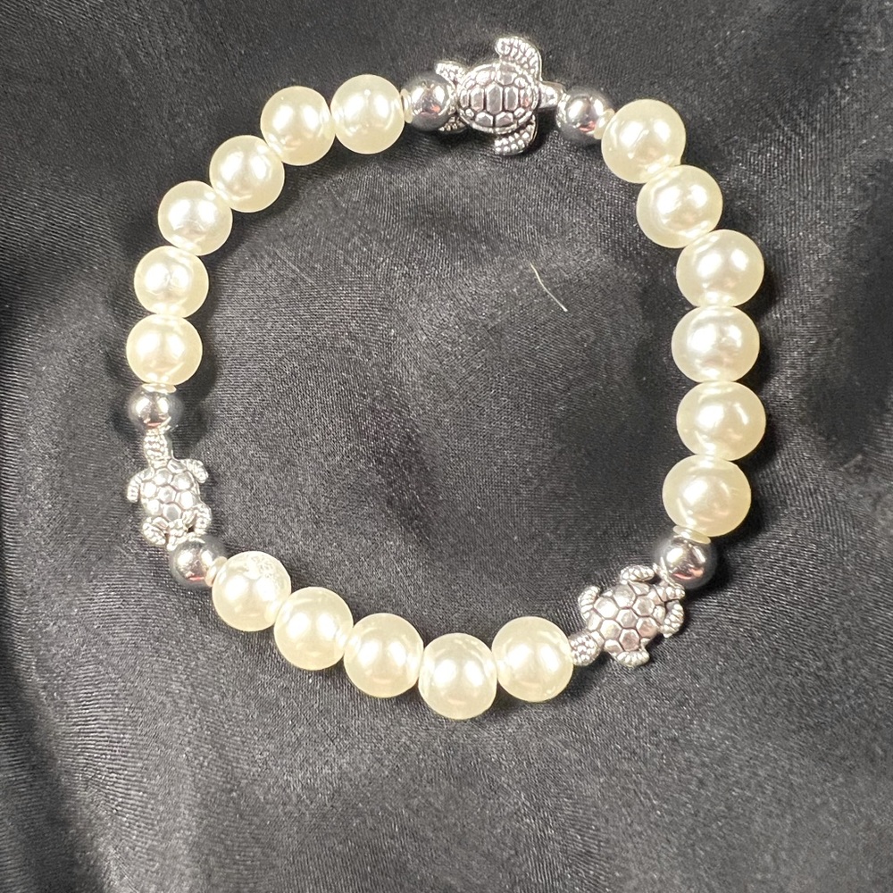 Beautiful sea turtle and pearl stretch bracelet.